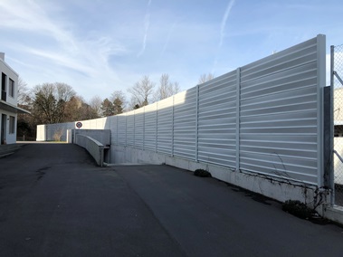 Bilder Alulärmschutzwand bei einer Wohnüberbauung. Gute witterungsbeständige Massnahme gegen Strassenlärm