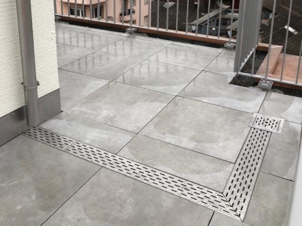 Verlegte Kermakiplatten auf Terrasse