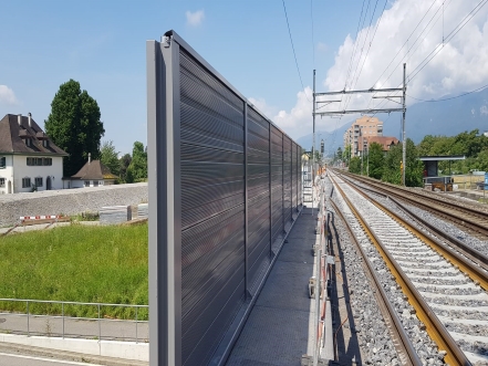 Lärmschutzwand neben Bahngleis