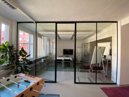 Sitzungszimmer mit Deckenspiegel Akustische Platten auf der Decke